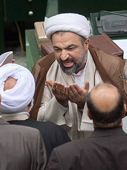 رسایی: تیترهای‌تان برایم پشیزی ارزش ندارد!