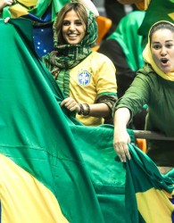 آيا خون زنان خارجی رنگین‌تر است؟